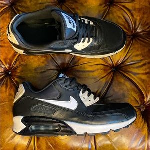 Nike Women's Air Max 90 Shoes, Black